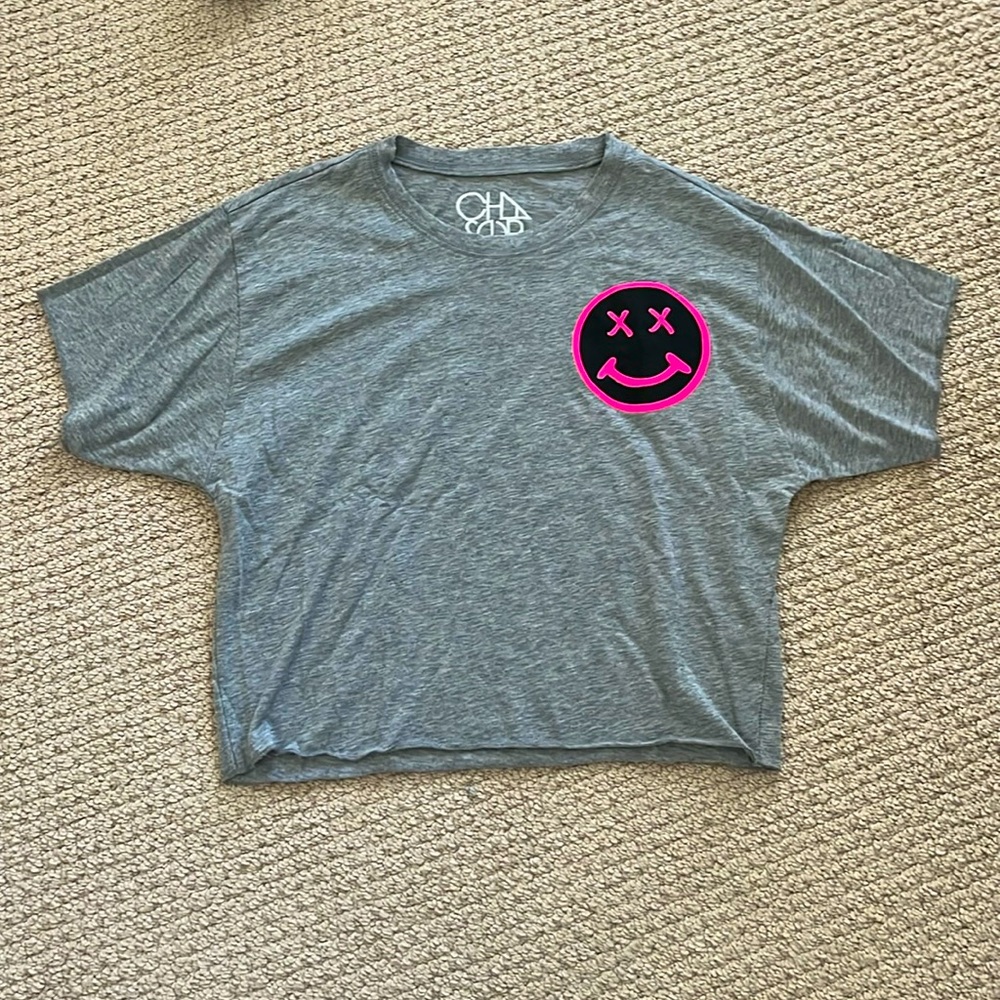 cropped grey chaser tee with smiley face desgin